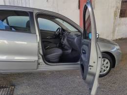 VOLKSWAGEN - VOYAGE - 2011/2012 - Prata - R$ 31.700,00