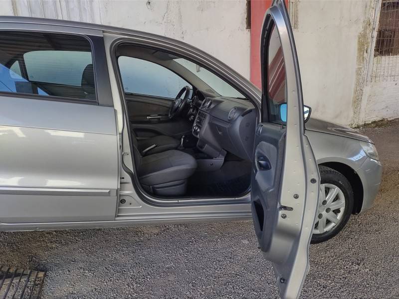 VOLKSWAGEN - VOYAGE - 2011/2012 - Prata - R$ 31.700,00